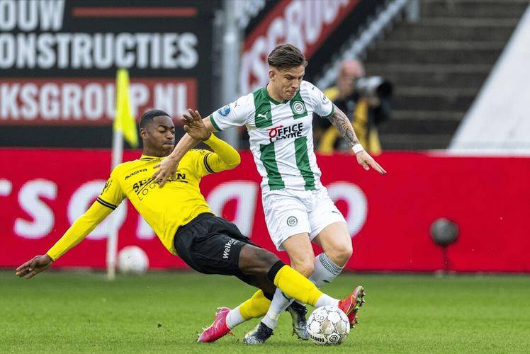 而单手指天 而单手指天